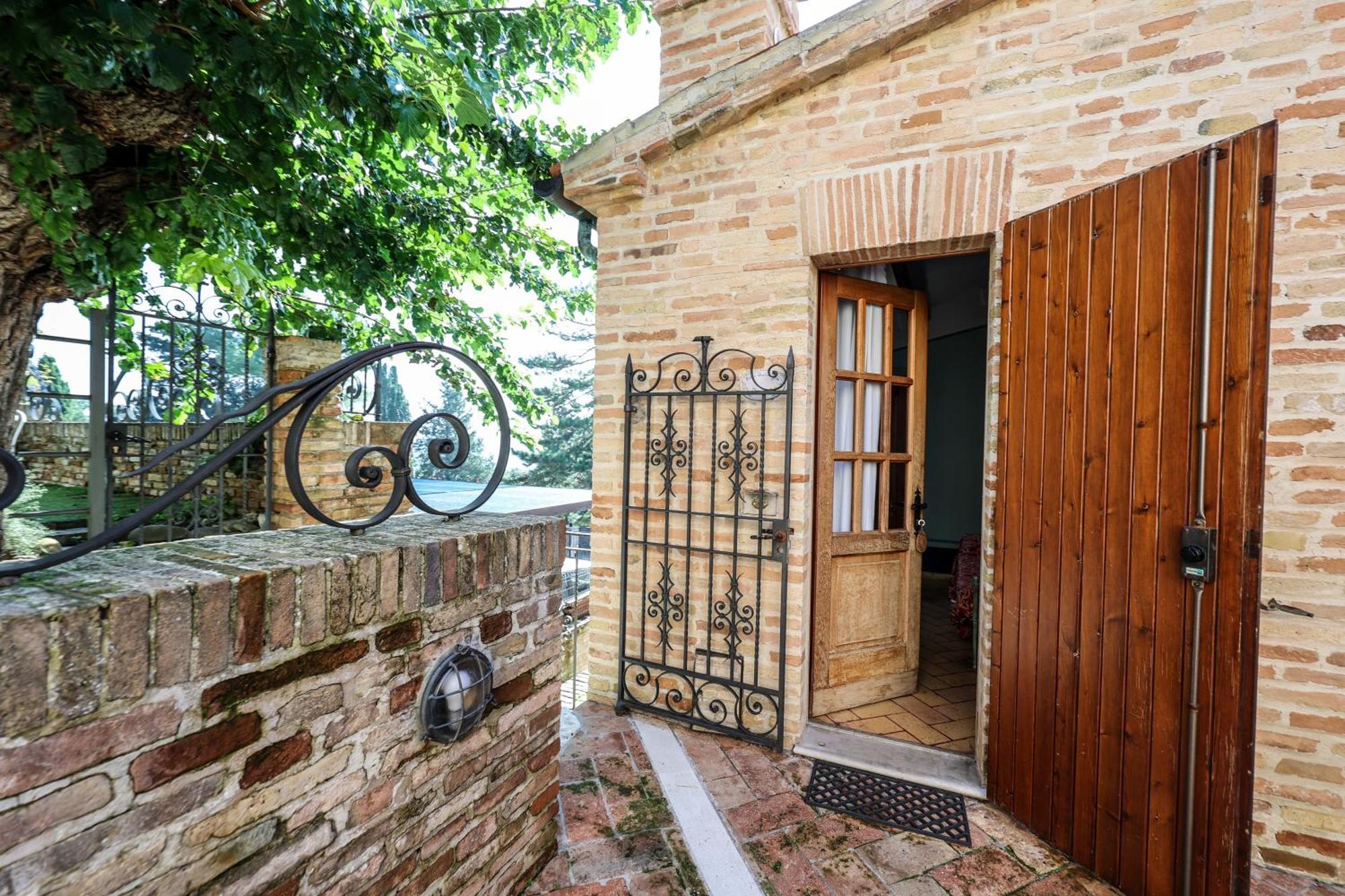 Albergo Diffuso Borgo Montemaggiore Montemaggiore al Metauro Exterior photo